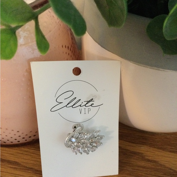 NWT Crystal Swan Brooch - Picture 2 of 7